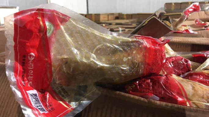 Cận cảnh một sản phẩm đùi gà tây xông khói.