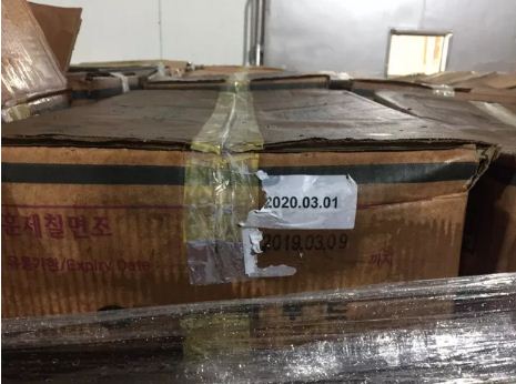 Các thùng hàng chảy nước và được ghi lại hạn sử dụng.