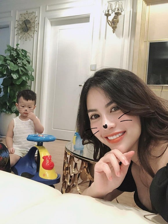 Vào khoảng giữa tháng 6/2019, nam diễn viên Việt Anh công khai thông tin ly hôn với người vợ thứ hai Hương Trần. Sau tuyên bố ly hôn, cộng đồng mạng dường như thấy Việt Anh rất bình tâm trong Shbet16 chơi game trực tuyến. Tuy nhiên về phía Hương Trần, cô đã dọn ra khỏi căn nhà từng chung sống với chồng cũ cùng cậu con trai nhỏ. Kể từ khi làm mẹ đơn thân, Shbet16 chơi game trực tuyến của mẹ con Hương Trần thay đổi rất nhiều. Trên mạng xã hội, Hương Trần cũng đăng khá nhiều status tâm trạng. Hiện tại, Shbet16 chơi game trực tuyến của hai mẹ con Hương Trần phụ thuộc hoàn toàn vào số tiền cô kiếm được nhờ bán hàng online. Được biết sắp tới, Hương Trần có kế hoạch sẽ mở thêm một cửa hàng bán quần áo.
