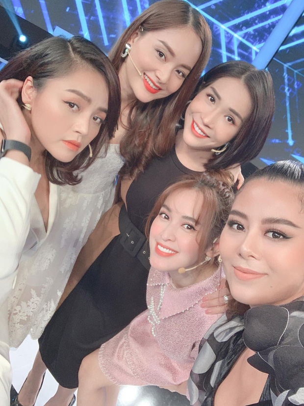 Trên trang cá nhân của nữ diễn viên Lan Phương đã đăng hình ảnh khi xuất hiện cùng Thu Quỳnh, Nam Thư, Khả Như và Tú Vi. Đây cũng là dịp hiếm hoi cả 5 nữ diễn viên đình đám hai miền hội ngộ chính vì thế khoảnh khắc này đã nhận được sự chú ý từ người hâm mộ. Dù đã bước sang tuổi 30 nhưng cả 5 nữ diễn viên đều giữ trọn nhan sắc xinh đẹp thậm chí ngay cả khi Lan Phương, Thu Quỳnh và Tú Vi đều đã là mẹ một con. Ngoài nhan sắc vốn có, 5 mỹ nhân màn ảnh này cũng đều tạo dấu ấn lớn với khán giả thông qua những vai diễn, dự án nghệ thuật chất lượng thời gian qua.