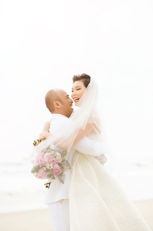 Sáng 1/1/2020, loạt ảnh cưới của siêu mẫu Xuân Lan được đăng tải. Chân dài đời đầu Vbiz rạng rỡ bên người ấy trong ngày hạnh phúc. Cô nhận được rất nhiều lời chúc từ bạn bè và người hâm mộ. Xuân Lan cũng là người báo tin hỉ đầu tiên của showbiz Việt trong ngày đầu năm mới. Đám cưới của Xuân Lan được tổ chức bên bờ biển ở một resort sang trọng tại Đà Nẵng. Mọi thông tin đều được giữ kín đến phút cuối.