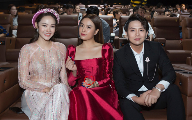 Tuy nhiên cả hai vẫn khẳng định “chủ quyền” với nhau khi cùng đeo nhẫn đôi như thường lệ.    