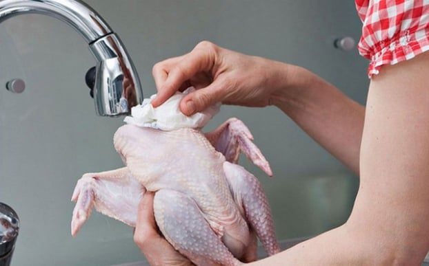 Để gà cúng cánh tiên đẹp mắt, ngon, da vàng không nứt thì bạn nên chọn loại gà ri, gà trống tầm dưới 2kg là đẹp.