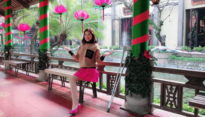 co-gai-1-chan-xuat-hien-tren-pho-di-bo-02
