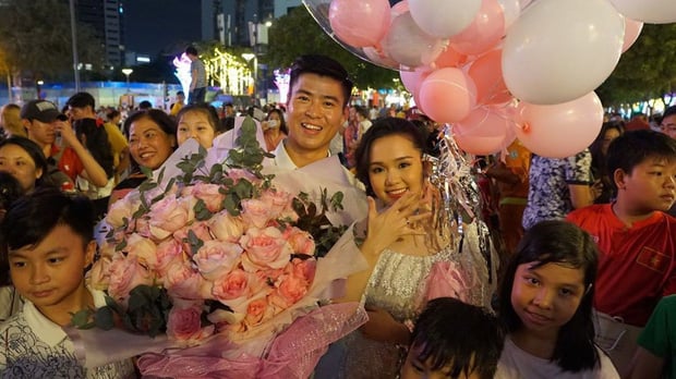 Duy Mạnh cầu hôn Quỳnh Anh ở phố đi bộ.