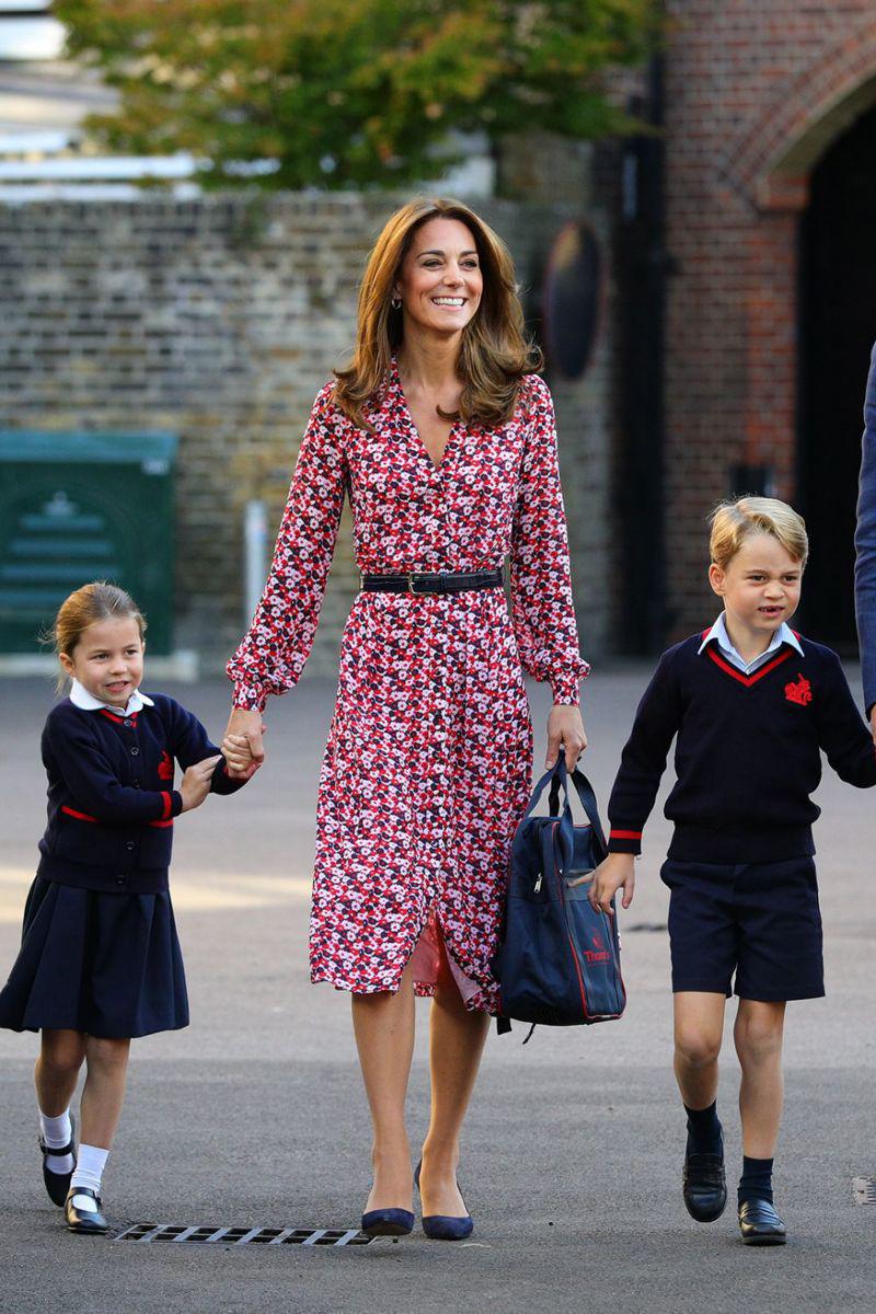 kho-tin-voc-dang-thon-gon-thoi-chua-sinh-no-cua-hai-nang-dau-hoang-gia-kate-middleton-va-meghan-mark-e1c2cd9ebf802e4792e04d0bef90c6cb-1577887672-148-width800height1200