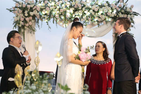 top-5-dam-cuoi-khung-nhat-vbiz-nam-2019-dong-nhi-ong-cao-thang-lay-va-dat-do-nhat-cuong-do-la-be-ca-dan-sieu-xe-loa-mat-a729b4