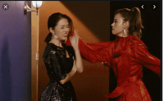 Mở đầu MV Midu xuất hiện cùng Linh Ngọc Đàm, chẳng nói chẳng rằng, người đẹp thẳng tay tát mạnh lên mặt đối phương với cảm xúc căm phẫn vì bị ả ta cướp chồng sắp cưới.