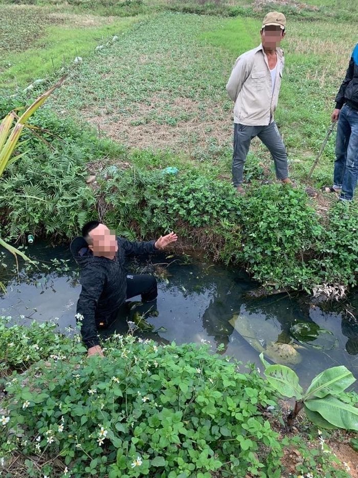 Nam thanh niên bị mọi người đẩy xuống mương nước.