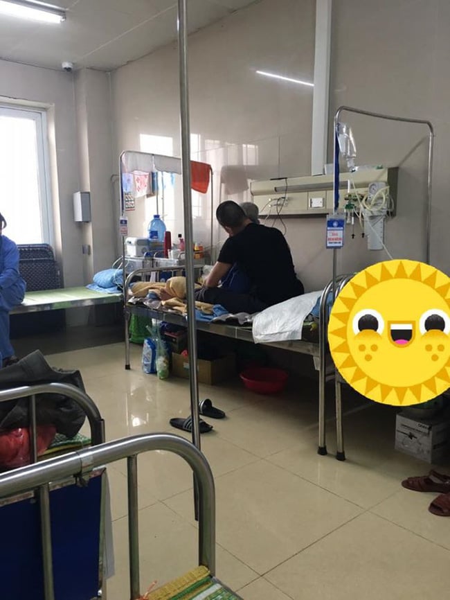 Chàng trai chăm sóc bố trong bệnh viện gây xôn xao mạng xã hội.