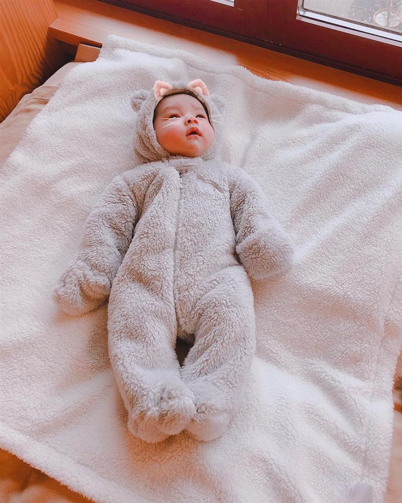Hình ảnh hết sức đáng yêu của Maximus khi tròn 1 tháng tuổi khiến dân mạng phát sốt.