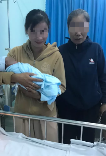 Dì ruột và bà ngoại đón bé về.