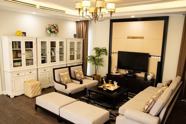 Thanh Mai yêu thích nhất khu vực phòng khách với bộ ghế sofa lớn. Cô từng trang trí và chụp một bộ ảnh mừng Giáng sinh ngay tại đây.    