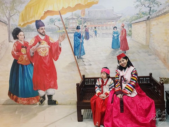 Trong loạt ảnh đăng tải, Mai Phương vẫn khá nhợt nhạt nhưng tinh thần rất tốt, nụ cười tươi tắn luôn nở trên môi.