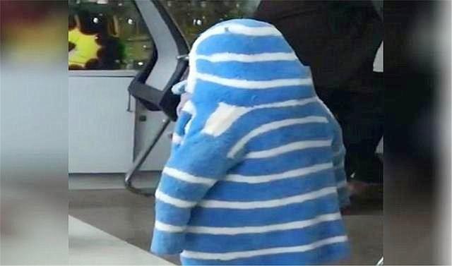 Trông cô bé không khác gì một con chim cánh cụt, lật đật đi lại trong nhà.