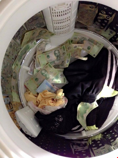 Hóa ra đây là lý do mà các bà vợ thường hay mang quần áo cũ đi giặt.