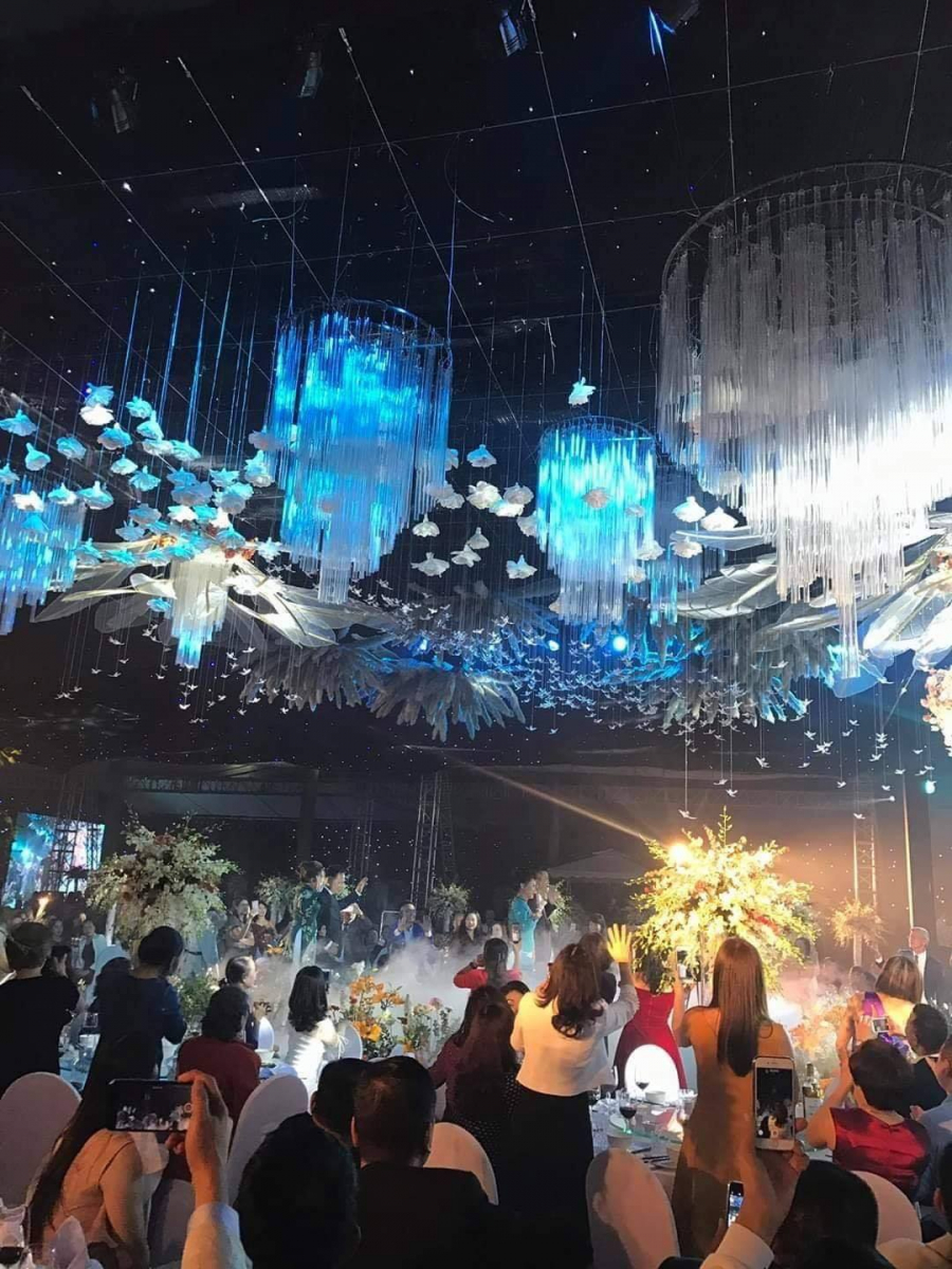 Không gian rạp cưới được trang hoàng lộng lẫy.