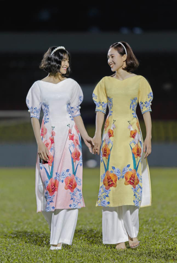 Cô nàng khoe ảnh diện áo dài duyên dáng trên sân cỏ.