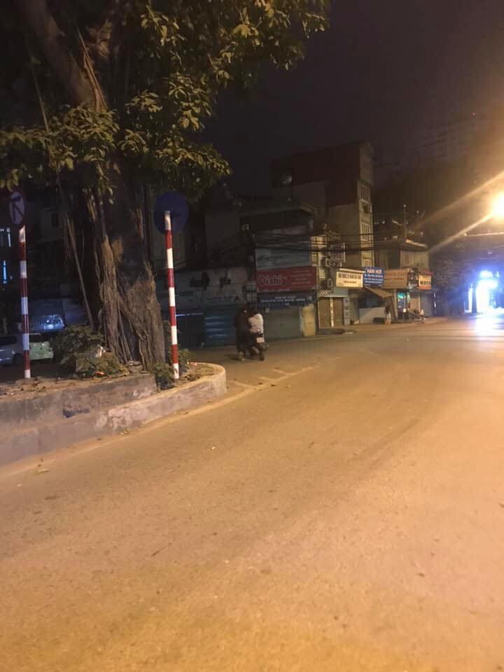 Bức ảnh chàng trai dắt cả chiếc xe hết xăng và bạn gái bên trên.