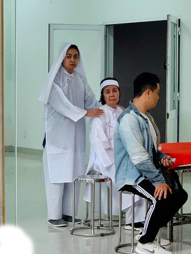 Theo chia sẻ của bà Bích Trâm - vợ cố nghệ sĩ Nguyễn Chánh Tín, trước khi ra đi, nam nghệ sĩ vẫn sinh hoạt bình thường, không có dấu hiệu mệt mỏi.