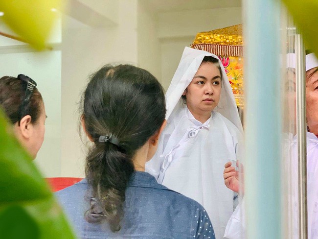 Vợ ông - Ca sĩ Bích Trâm và con gái.    