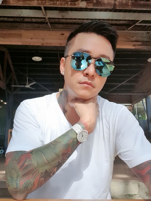 Cách đây vài giờ trên trang cá nhân, nam ca sĩ Tuấn Hưng đã bày tỏ sự bức xúc của bản thân khi bị một bầu show mời đi hát từ cuối năm 2019 nhưng đến hiện tại vẫn không trả cát xê. Tuấn Hưng cho biết anh nhận show của 