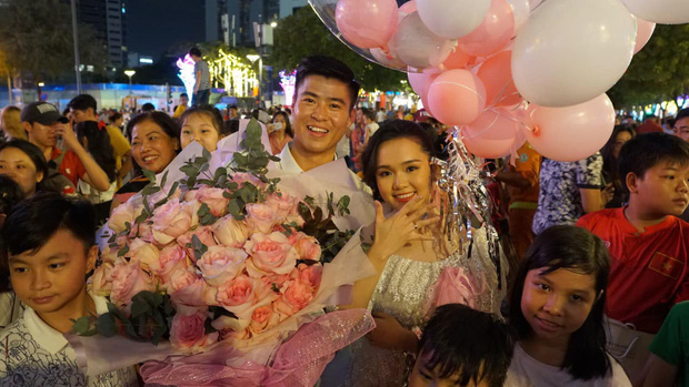 Màn cầu hôn của Duy Mạnh trước đó trên phố đi bộ.