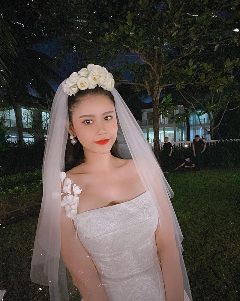 Cách đây ít giờ, Trương Quỳnh Anh đăng tải tấm ảnh thu hút sự chú ý trên trang cá nhân. Trong ảnh, nữ diễn viên hóa thân thành cô dâu xinh đẹp. Được biết trong ngày vui của mình, Xuân Lan đã tự tay đội khăn voan cho Trương Quỳnh Anh, và cũng tự tay chụp cho người em khoảnh khắc đó. “Đây là cách cô chị chia sẻ niềm hạnh phúc với cô em. Chị bảo để chị chụp cho đẹp”, nữ diễn viên nói về hành động của cựu mẫu.    