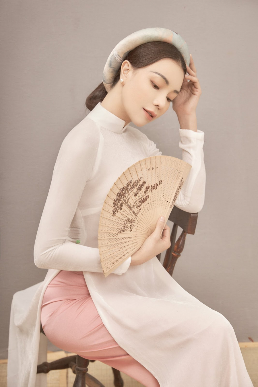 tra-ngoc-hang-nen-na-khi-dien-ao-dai-chup-anh-cung-hoa-sen-trang-212aea