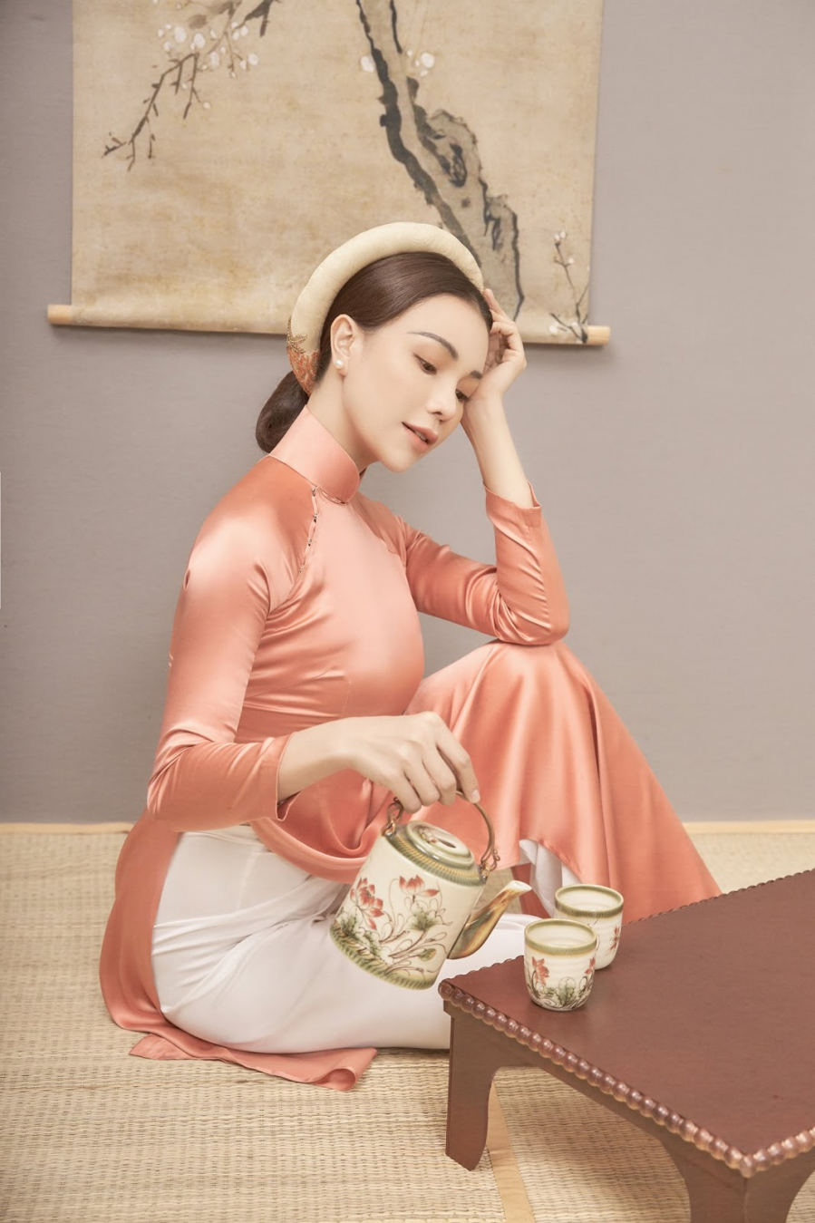 tra-ngoc-hang-nen-na-khi-dien-ao-dai-chup-anh-cung-hoa-sen-trang-55a096