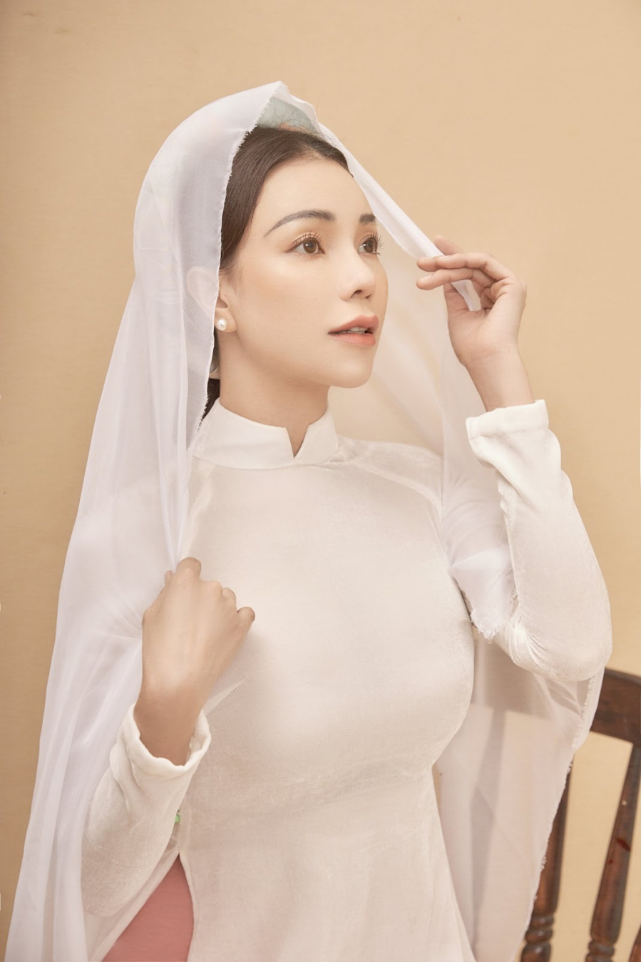tra-ngoc-hang-nen-na-khi-dien-ao-dai-chup-anh-cung-hoa-sen-trang-605799 (1)