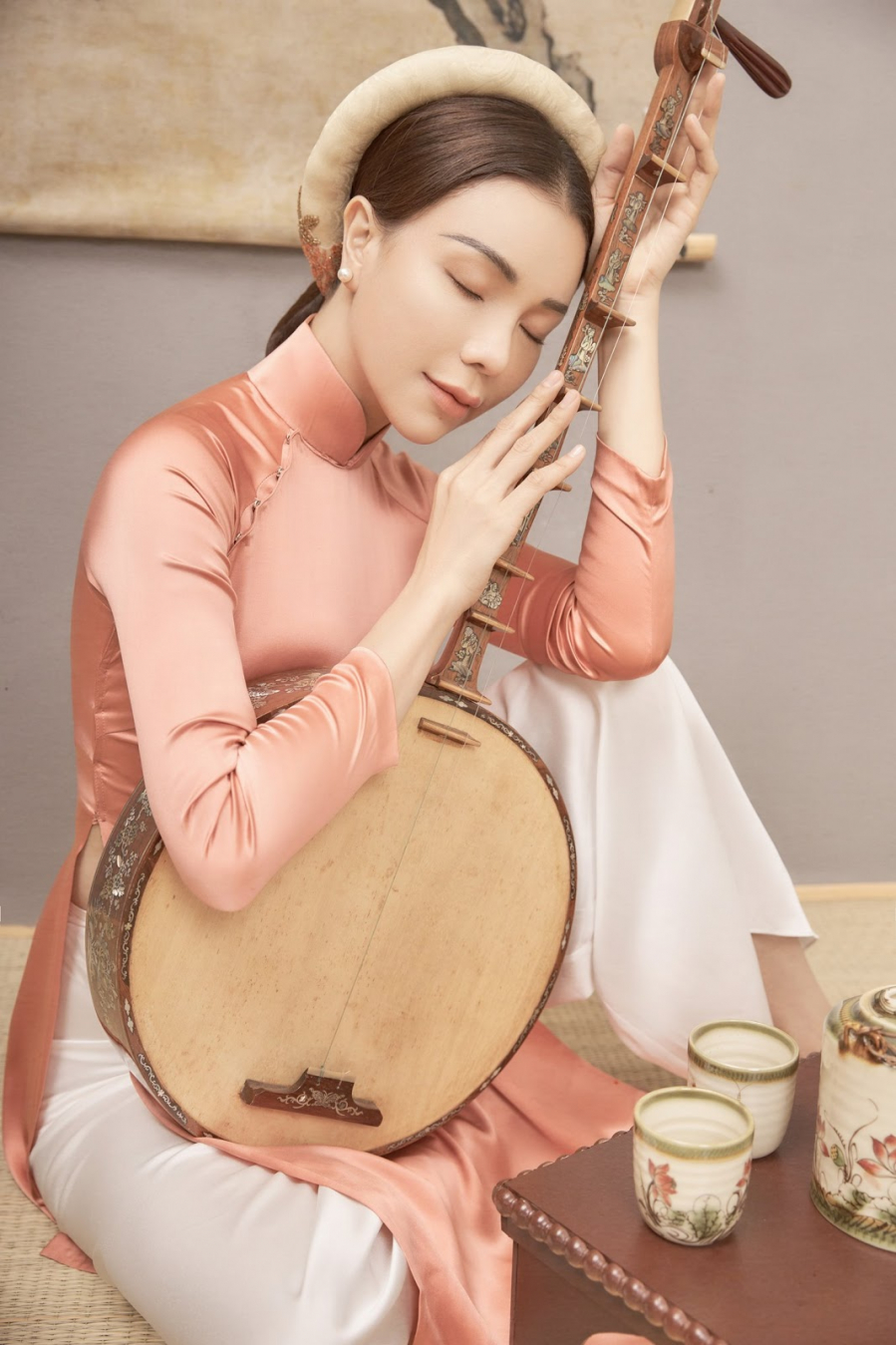 tra-ngoc-hang-nen-na-khi-dien-ao-dai-chup-anh-cung-hoa-sen-trang-688e12