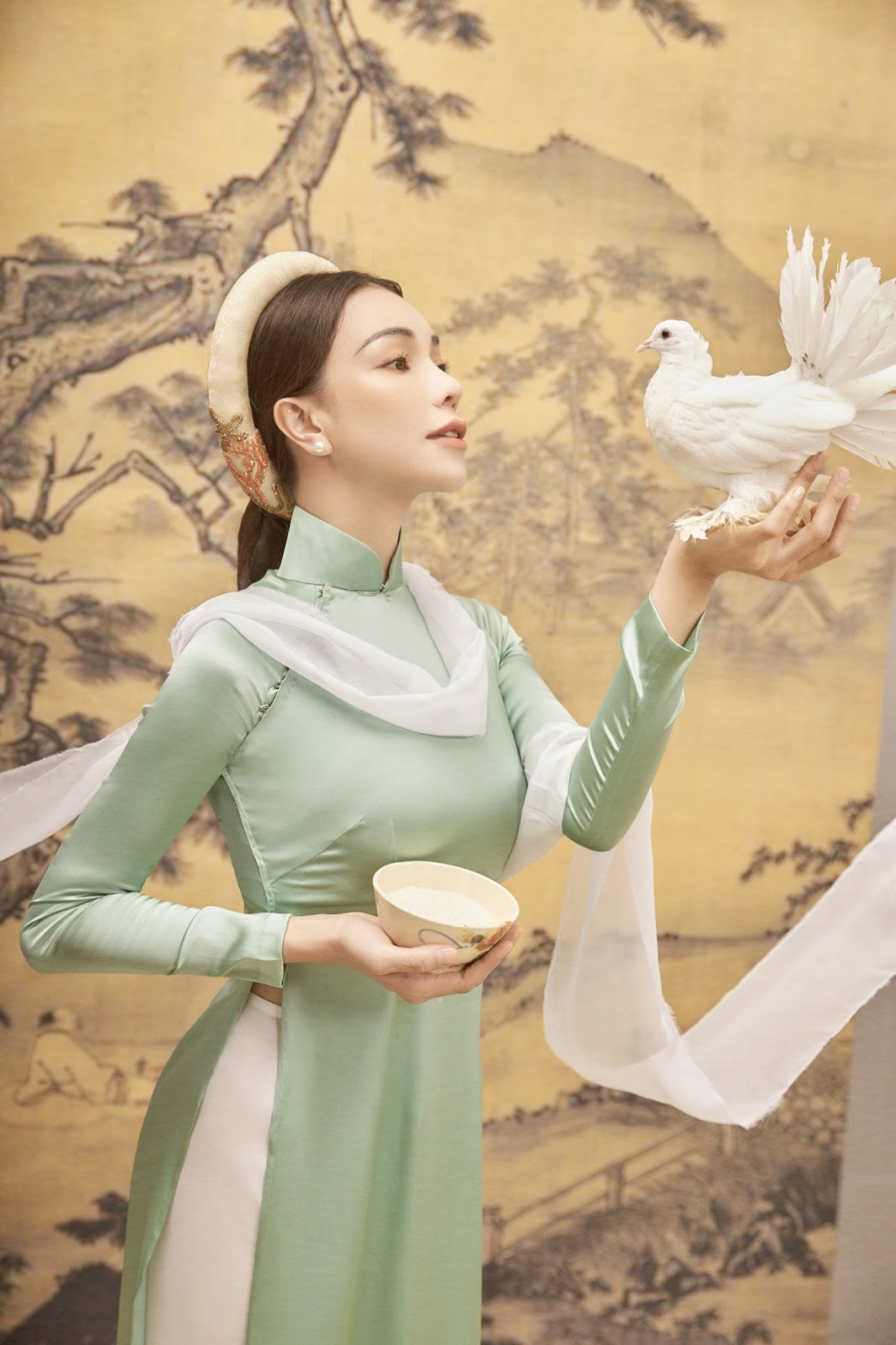 tra-ngoc-hang-nen-na-khi-dien-ao-dai-chup-anh-cung-hoa-sen-trang-76821e