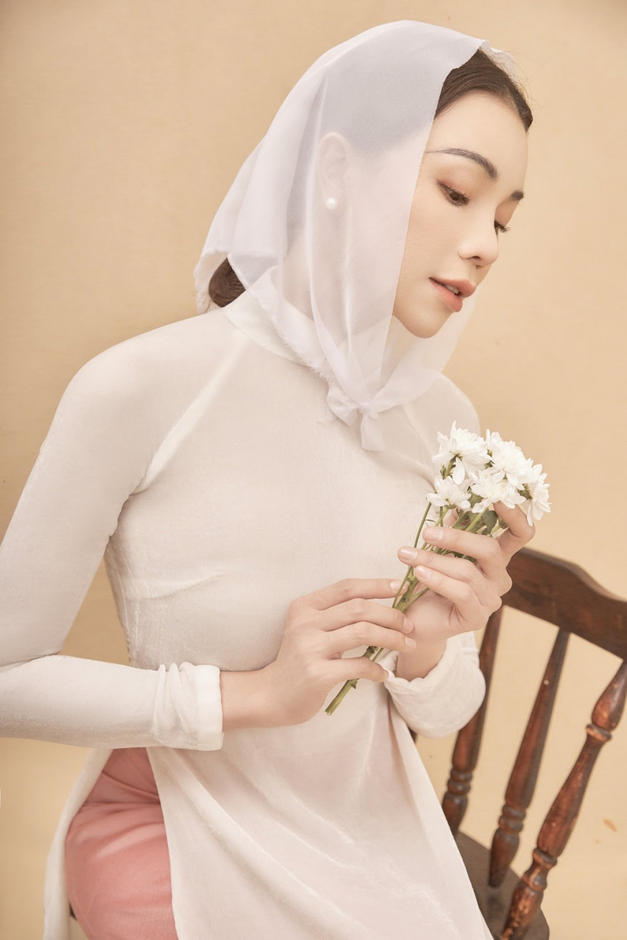 tra-ngoc-hang-nen-na-khi-dien-ao-dai-chup-anh-cung-hoa-sen-trang-77fc7f