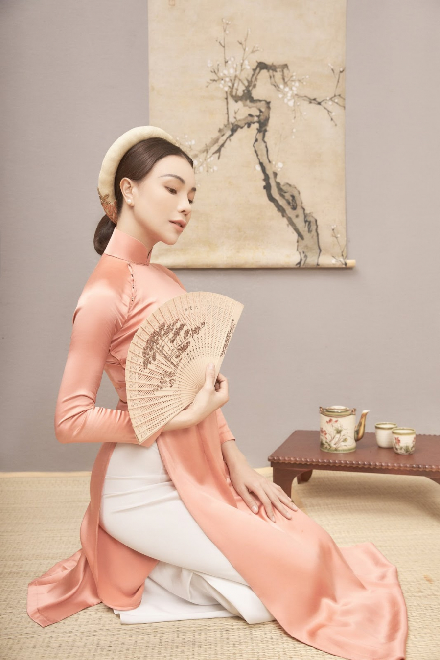 tra-ngoc-hang-nen-na-khi-dien-ao-dai-chup-anh-cung-hoa-sen-trang-7b52a7