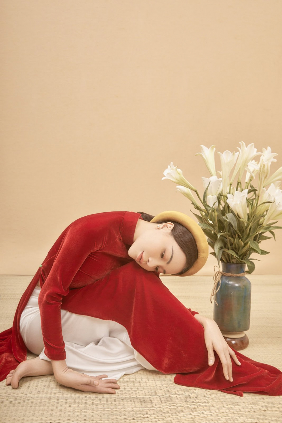 tra-ngoc-hang-nen-na-khi-dien-ao-dai-chup-anh-cung-hoa-sen-trang-be3edc