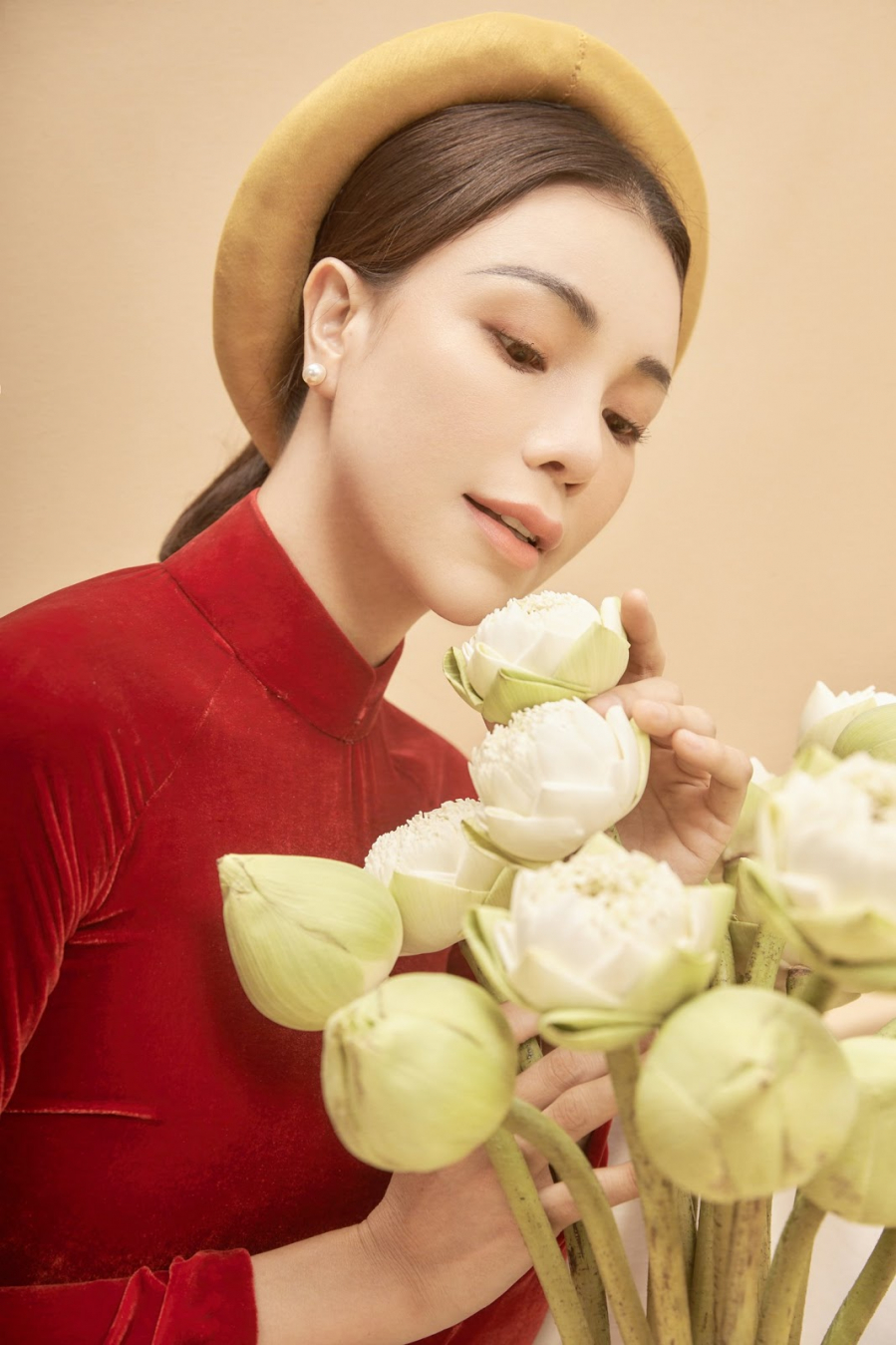 tra-ngoc-hang-nen-na-khi-dien-ao-dai-chup-anh-cung-hoa-sen-trang-bfa4a0