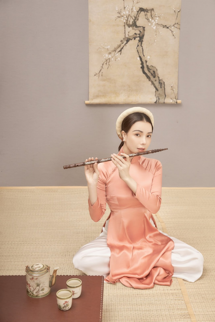 tra-ngoc-hang-nen-na-khi-dien-ao-dai-chup-anh-cung-hoa-sen-trang-f1e24d