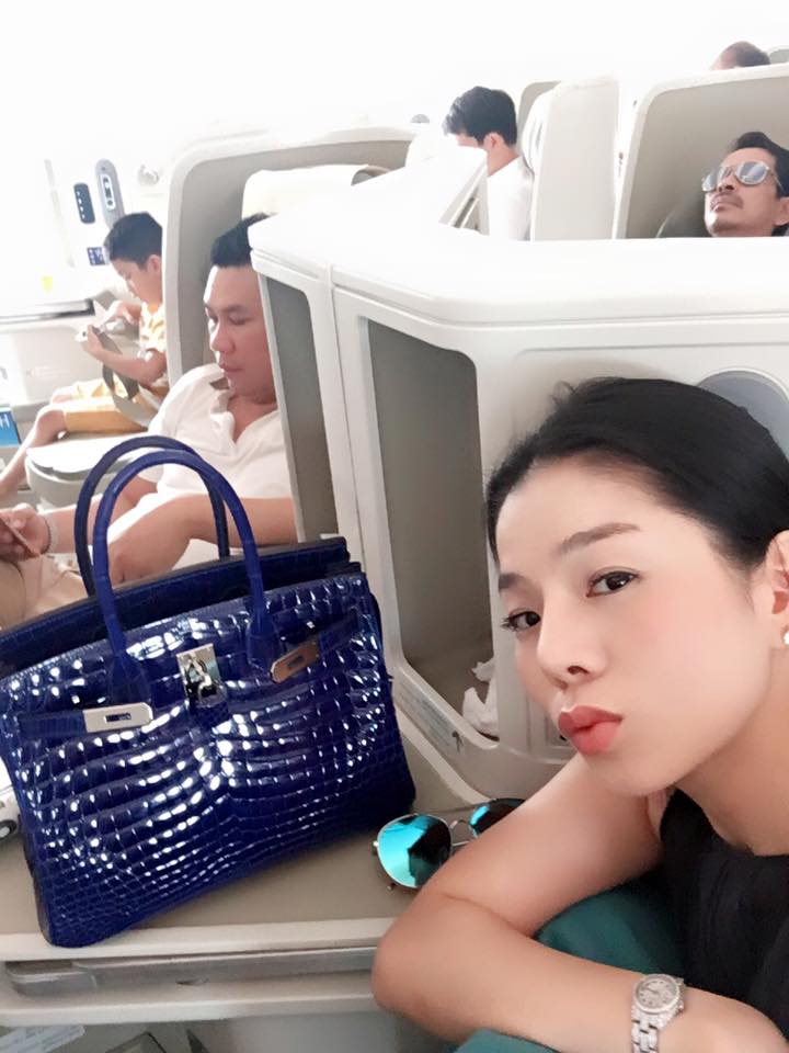 Túi Birkin da cá sấu gam màu xanh cobalt đẹp mắt có giá khoảng 1 tỷ 800 triệu đồng