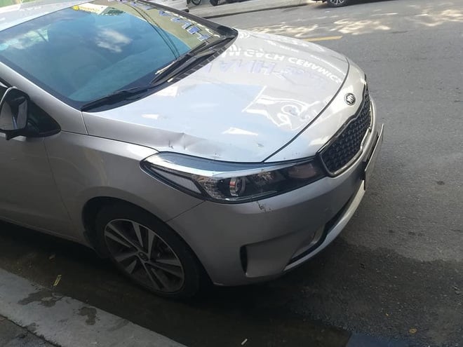 Chiếc xe ô tô bị móp sau khi bị người đàn ông phá hoại.