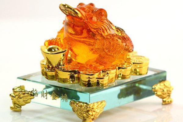 Đặt cóc ngậm tiền vàng trong nhà
