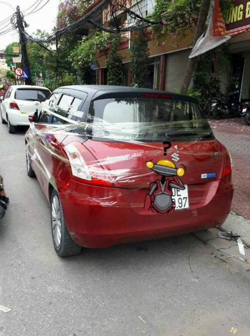 Chiếc xe bị quấn băng dính xung quanh vì đỗ ở trước cửa nhà người khác.