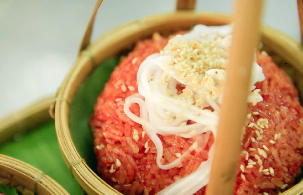 Món xôi gấc dừa thơm ngon lạ miệng