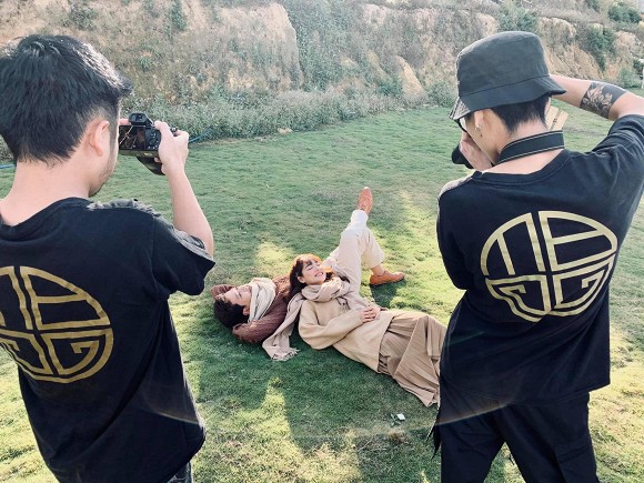 Trường Giang và Nhã Phương nhắng nhít nhưng lại lãng mạn và đáng yêu trong hậu trường chụp ảnh tại Đà Lạt.  
