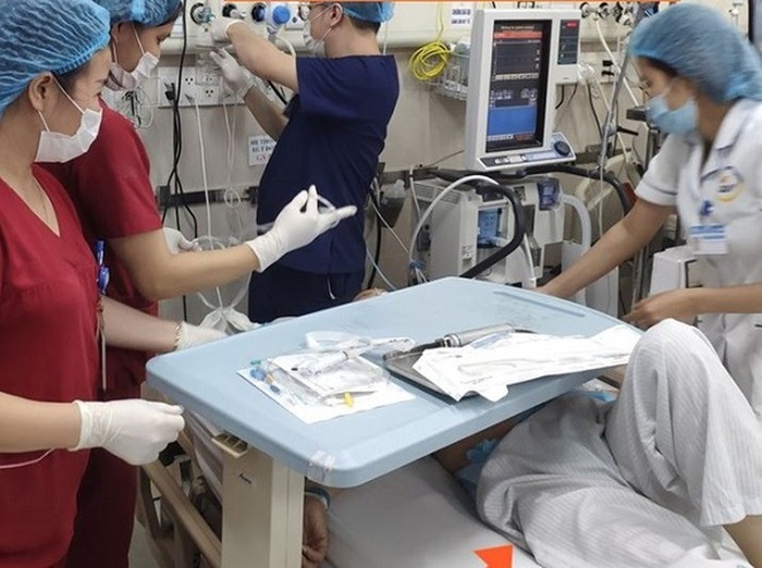 Cấp cứu bệnh nhân tại Bệnh viện Bạch Mai (Ảnh: An ninh thủ đô)