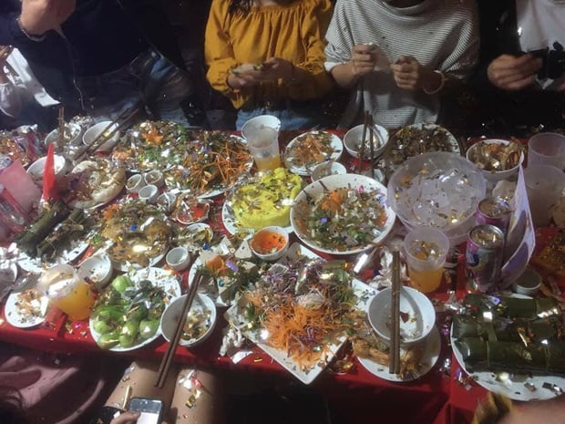 Nhìn mâm cỗ cưới mà ai cũng ngán ngẩm.