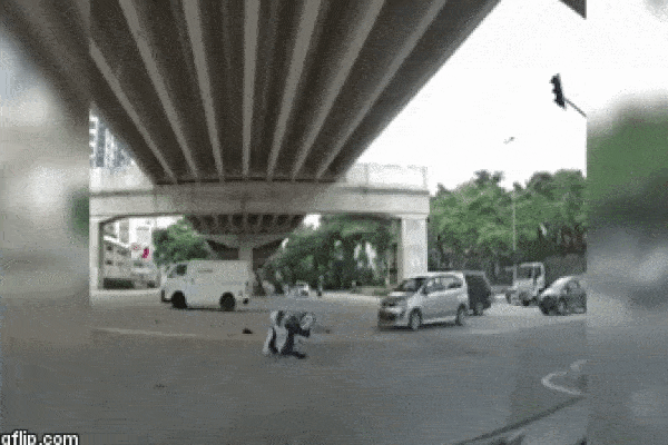 Khoảnh khắc thanh niên đứng dậy múa sau tai nạn. Hình ảnh cắt từ clip.