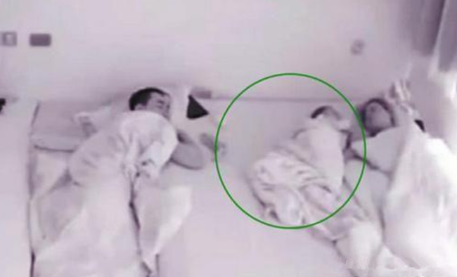 Bé gái này còn đắp chăn lại cho mẹ rồi tự đi ngủ.