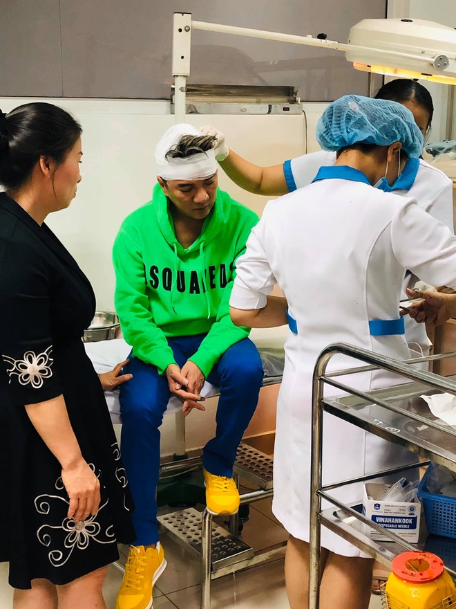 Đàm Vĩnh Hưng nhập viện băng bó vì va phải đạo cụ trang trí sân khấu.  