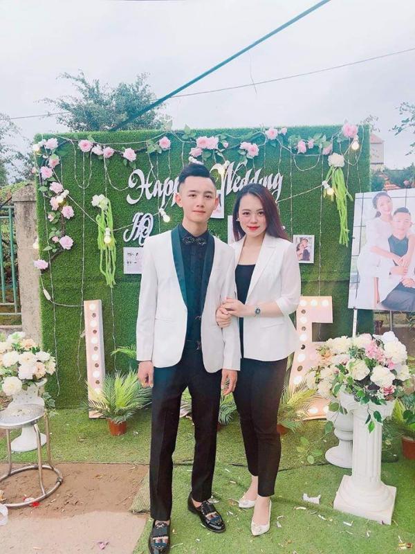 Chú rể chụp ảnh cùng chị gái của mình.
